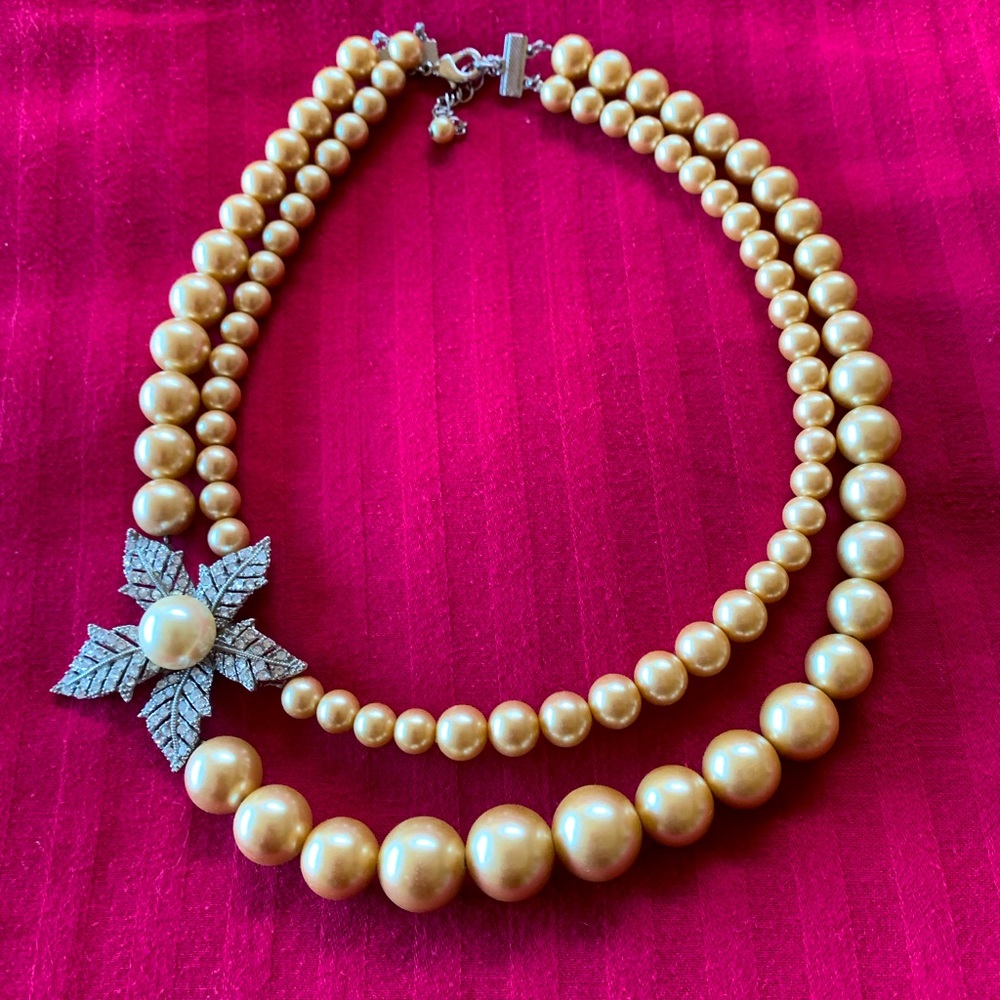 Beautiful gold colored Pearl statement choker.